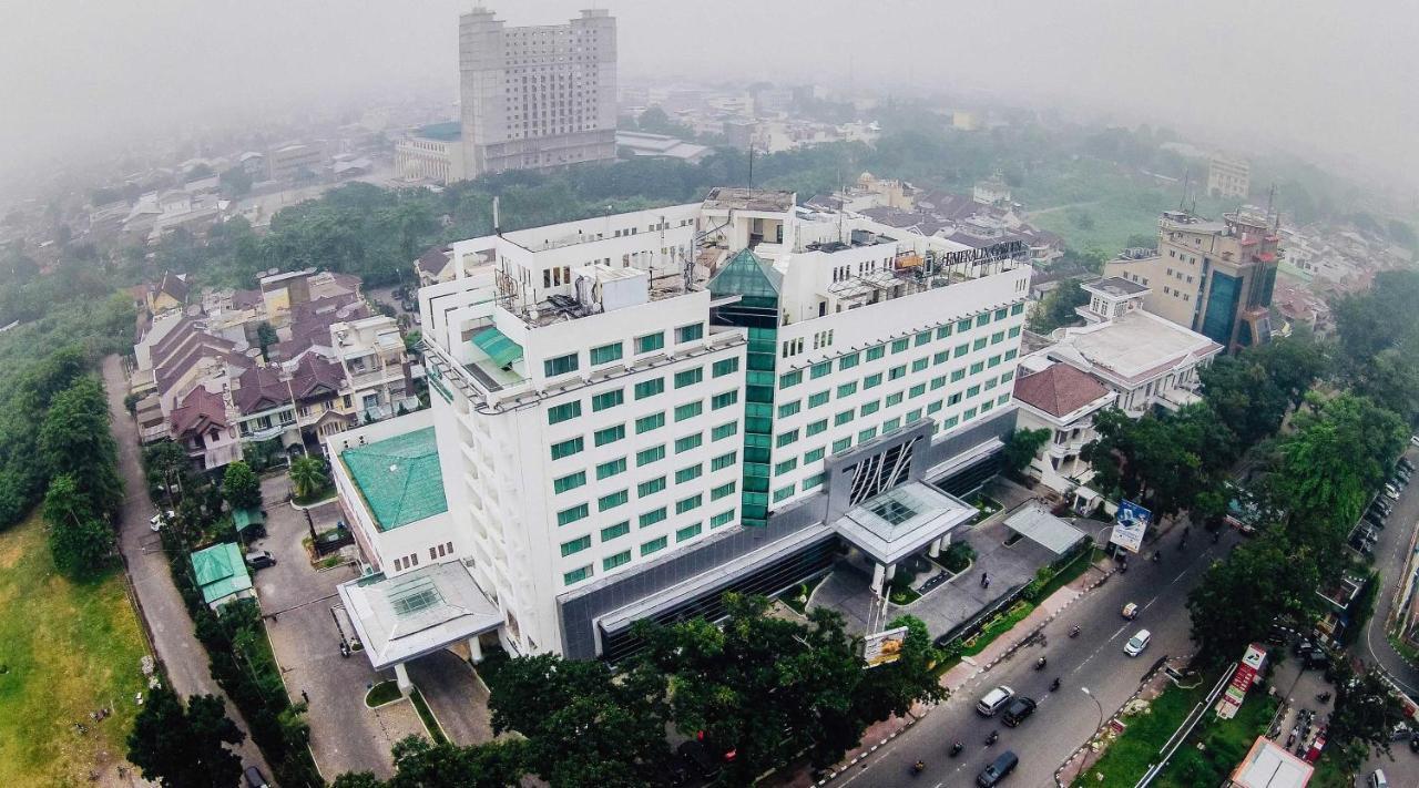 Emerald Garden International Hotel Medan Exterior foto